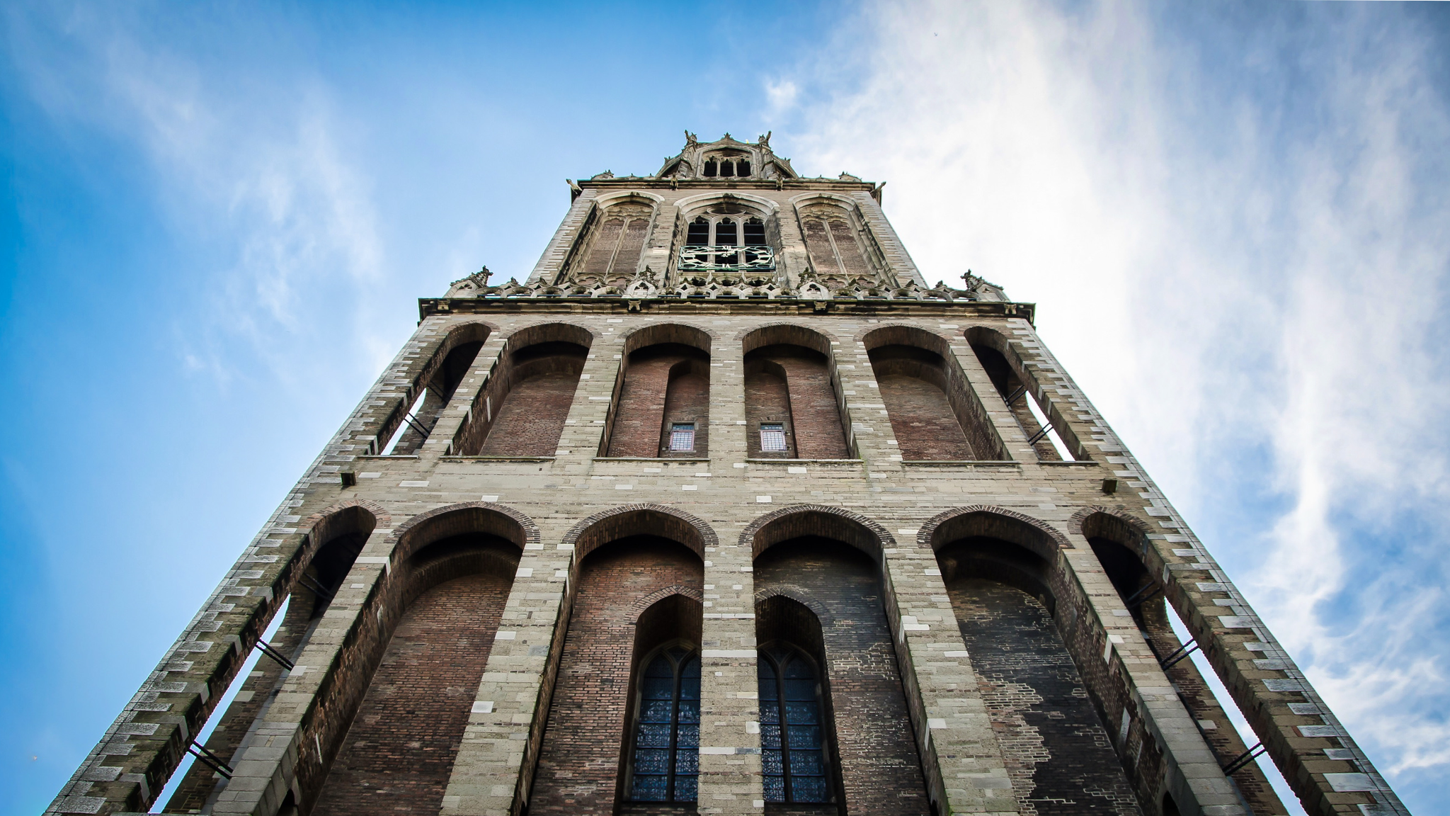 Een imposante toren rijst op tegen een heldere blauwe hemel.