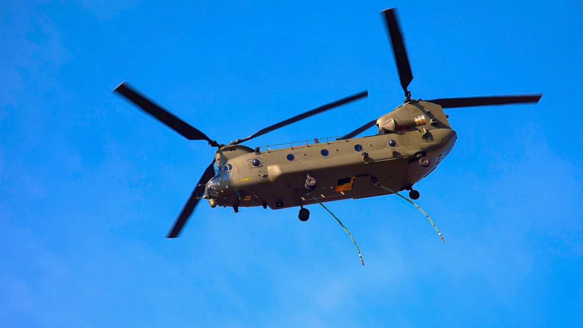 Chinook-helikopter met twee rotors in een blauwe lucht