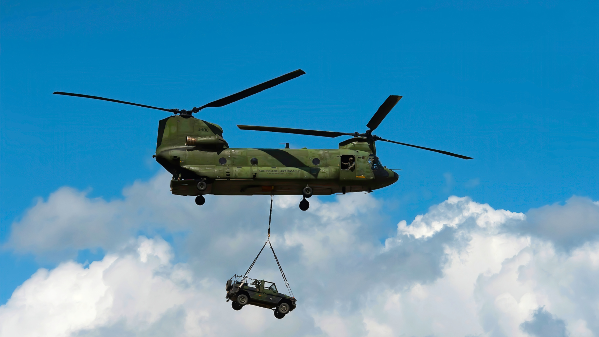 Chinook-helikopter met een terreinwagen aan een kabel