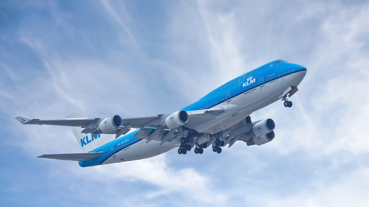 KLM Boeing 747 met uitgeklapt landingsgestel in de lucht