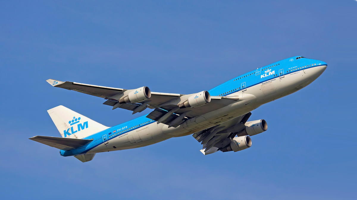 KLM Boeing 747 stijgt op tegen een blauwe lucht