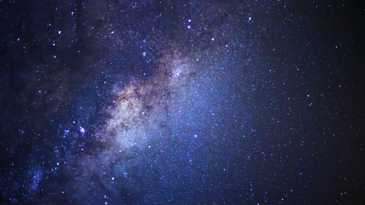 Astrofotografie – Sterrenhemel met de Melkweg in blauw en paars