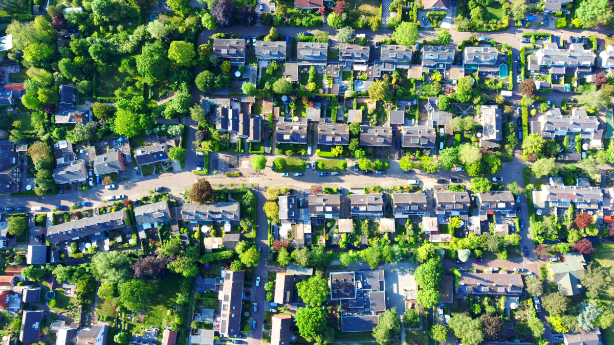 Luchtfoto van een woonwijk met veel groen